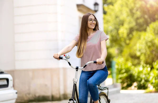 迷人的年轻女子骑自行车兜风 — 图库照片