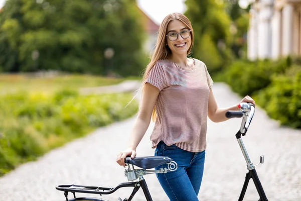 Atractiva Joven Mujer Yendo Dar Paseo Bicicleta —  Fotos de Stock