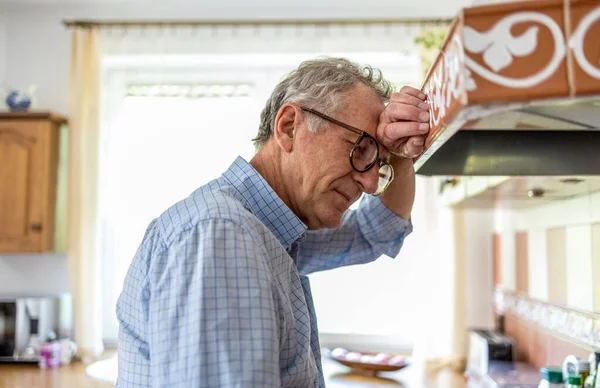 Oudere Man Ziet Verdrietig Uit Thuis — Stockfoto