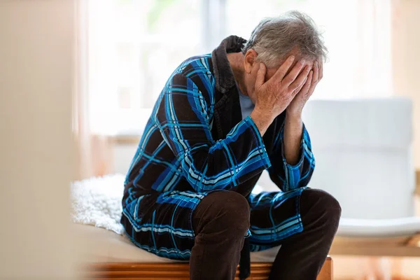 Senior Man Houdt Hoofd Handen Wanhoop — Stockfoto