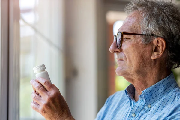 Homem Sênior Tomando Remédio Prescrição Casa — Fotografia de Stock