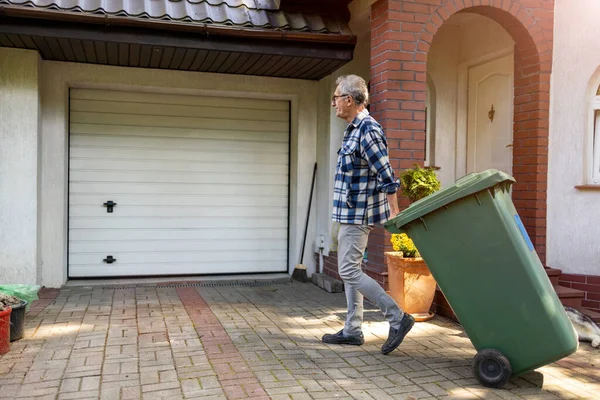 Senior Man Die Vuilnis Buiten Zet — Stockfoto