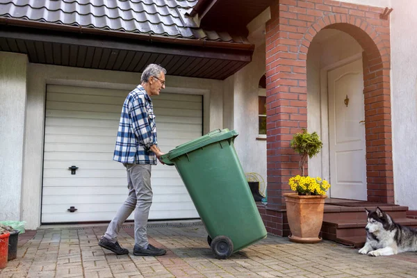Älterer Mann Räumt Müll — Stockfoto