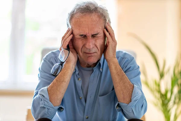 Starszy Mężczyzna Cierpiący Ból Głowy — Zdjęcie stockowe