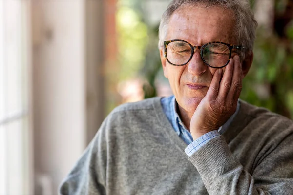 Homem Sênior Com Uma Dor Dente — Fotografia de Stock