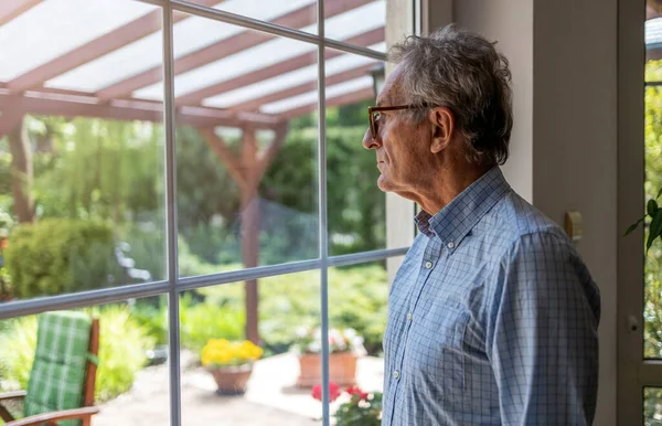 Homme Âgé Regardant Par Fenêtre Maison — Photo