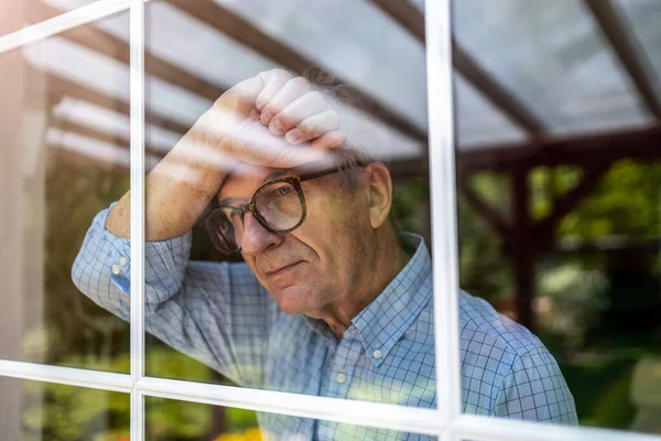 Hombre Mayor Mirando Por Ventana Casa — Foto de Stock