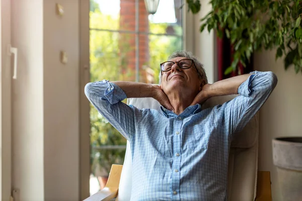 Oudere Man Lijdt Aan Nekpijn — Stockfoto