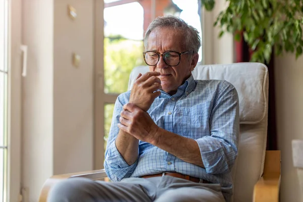 Hombre Mayor Con Artritis Frotándose Las Manos —  Fotos de Stock