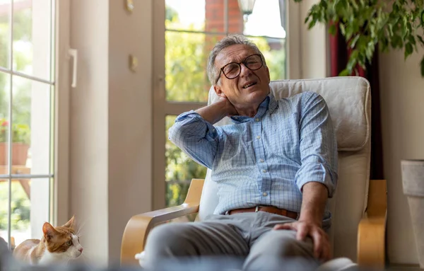 Oudere Man Lijdt Aan Nekpijn — Stockfoto