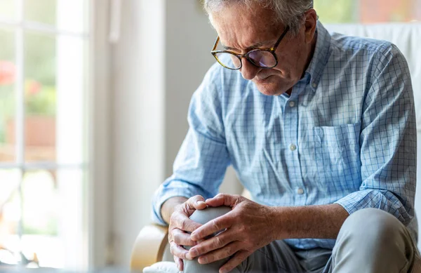 Senior Man Med Knäsmärta — Stockfoto