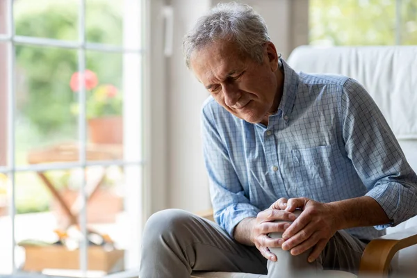 Oudere Man Met Kniepijn — Stockfoto