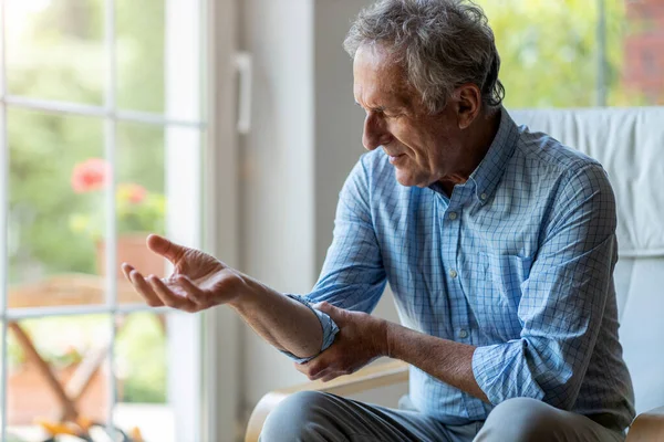 Senior Man Met Artritis Wrijven Handen — Stockfoto