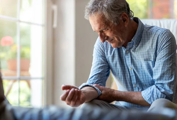 Senior Man Met Artritis Wrijven Handen — Stockfoto