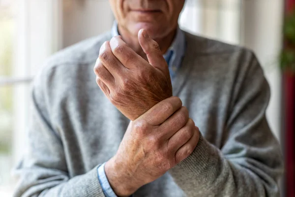 Homem Idoso Com Artrite Esfregando Mãos — Fotografia de Stock
