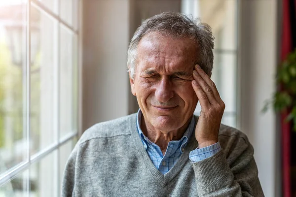 Hombre Mayor Que Sufre Dolor Cabeza — Foto de Stock