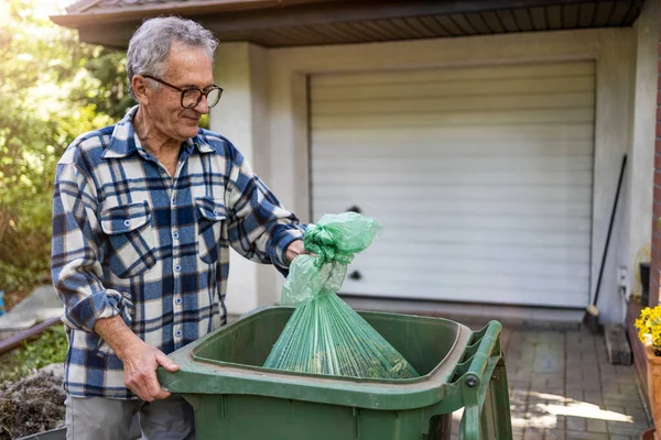 Älterer Mann Räumt Müll — Stockfoto