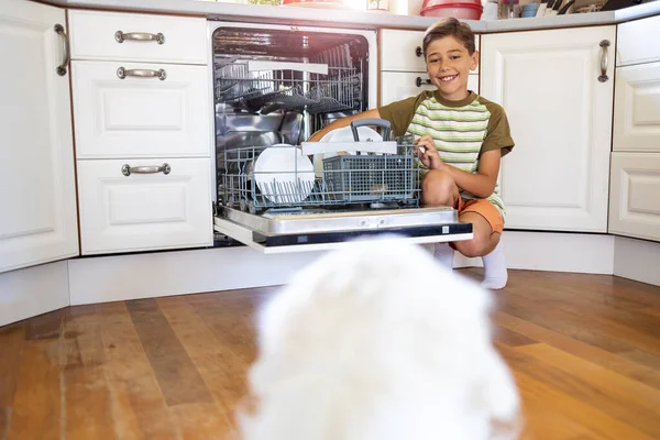 Ragazzino Che Carica Lavastoviglie Casa — Foto Stock