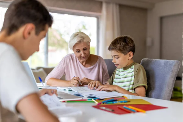 Mãe Ajudando Seus Filhos Fazendo Lição Casa Casa — Fotografia de Stock