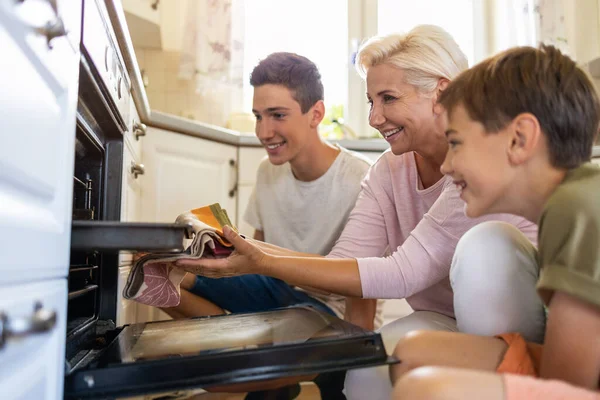 Mère Enseignant Ses Deux Fils Comment Cuisiner — Photo