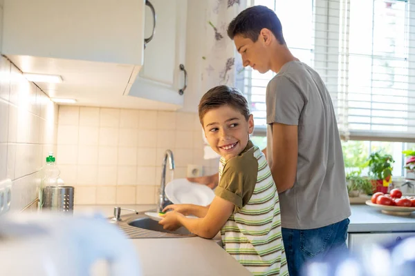 Dois Meninos Lavando Pratos Pia Cozinha — Fotografia de Stock