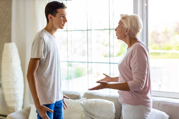 Madre Hijo Adolescente Discutiendo Casa —  Fotos de Stock