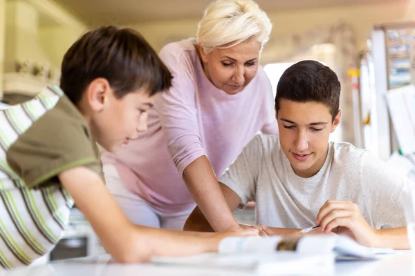 Madre Ayudando Sus Hijos Haciendo Tarea Casa — Foto de Stock