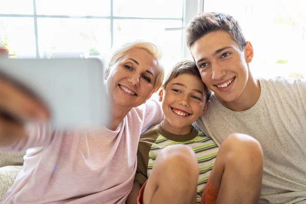 Madre Con Sus Dos Hijos Tomando Selfie Casa — Foto de Stock