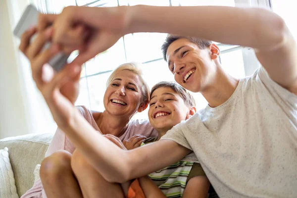 Mutter Mit Ihren Beiden Söhnen Macht Selfie Hause — Stockfoto