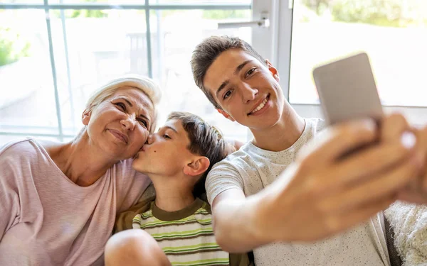 Matka Dwoma Synami Robiącymi Selfie Domu — Zdjęcie stockowe