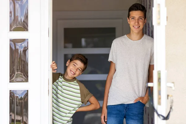 Dois Irmãos Porta Sua Casa — Fotografia de Stock