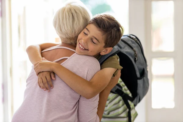 Madre Hijo Con Mochila Hall Entrada — Foto de Stock