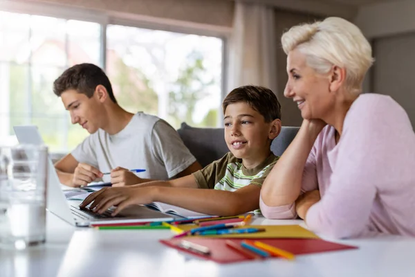 Madre Ayudando Sus Hijos Haciendo Tarea Casa — Foto de Stock