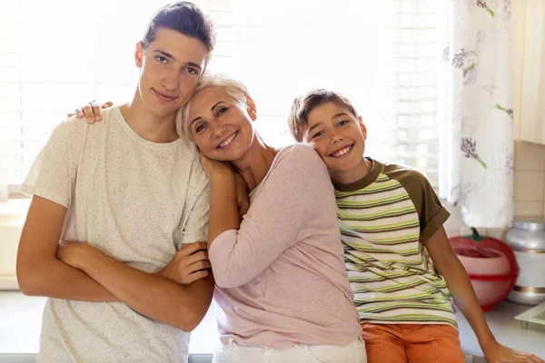 Glückliche Mutter Mit Ihren Beiden Söhnen — Stockfoto