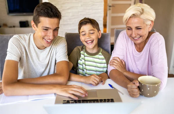 Mutter Mit Ihren Beiden Söhnen Mit Laptop Hause — Stockfoto