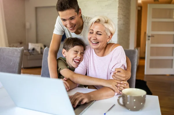 Mother Her Two Sons Using Laptop Home — Stock Photo, Image