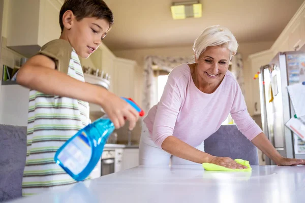 Moeder Haar Zoon Schoonmaken Keuken Oppervlak Samen Thuis — Stockfoto