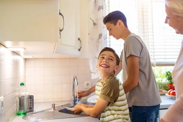 Dos Chicos Lavando Los Platos Fregadero Cocina — Foto de Stock