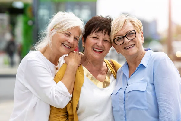 Senior Kvinnliga Vänner Som Har Roligt Tillsammans — Stockfoto