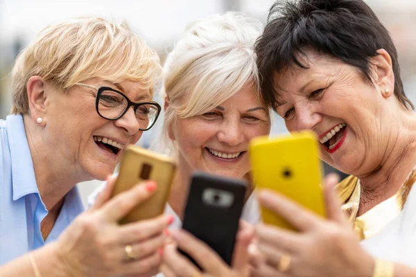 Grupo Mujeres Mayores Que Utilizan Teléfono Inteligente Juntos — Foto de Stock