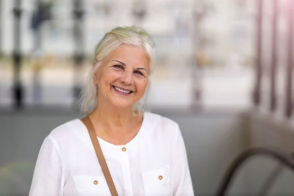 Retrato Mulher Idosa Sorrindo Cidade — Fotografia de Stock