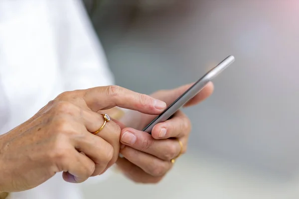 Senior Kvinnans Händer Håller Smart Telefon — Stockfoto