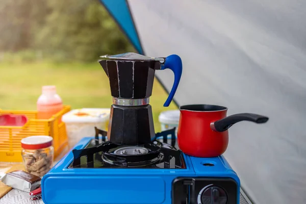 Кофеварка Газовой Плите Возле Палатки — стоковое фото