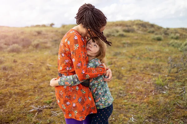 Madre Hija Abrazándose Aire Libre —  Fotos de Stock