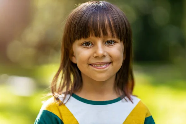 Porträtt Söt Liten Flicka Leende Utomhus — Stockfoto