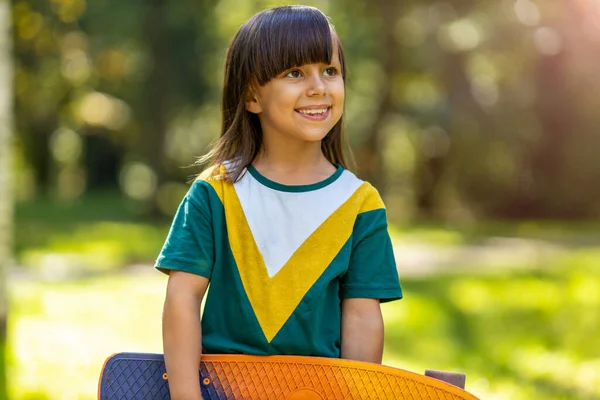 Bambina Con Skateboard All Aperto — Foto Stock