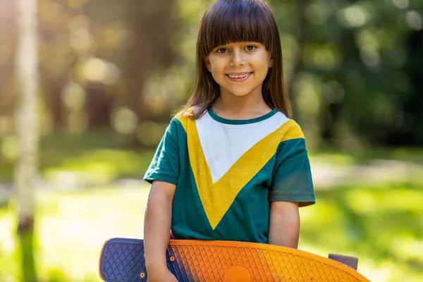 Bambina Con Skateboard All Aperto — Foto Stock