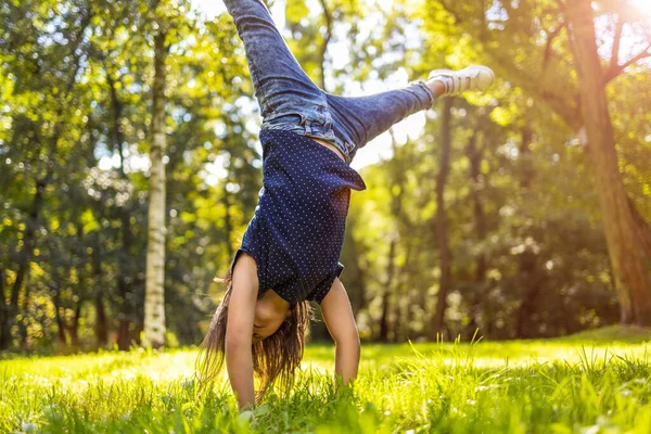 Child Doing Hand Stand Park — Stock Photo, Image