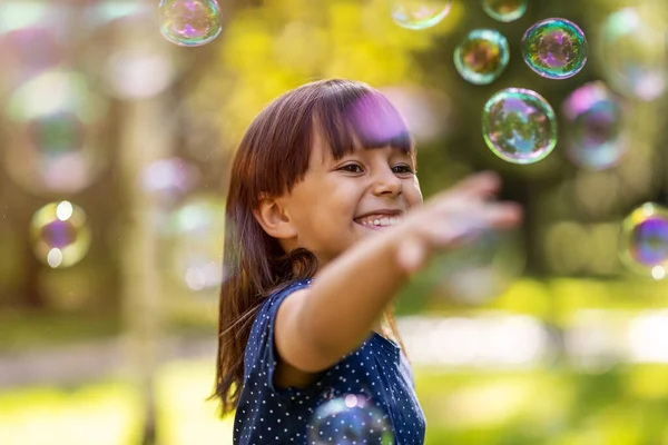 Девушка Играет Мыльными Пузырями Открытом Воздухе — стоковое фото