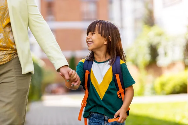 Mother Taking Her Daughter School — Stock Photo, Image